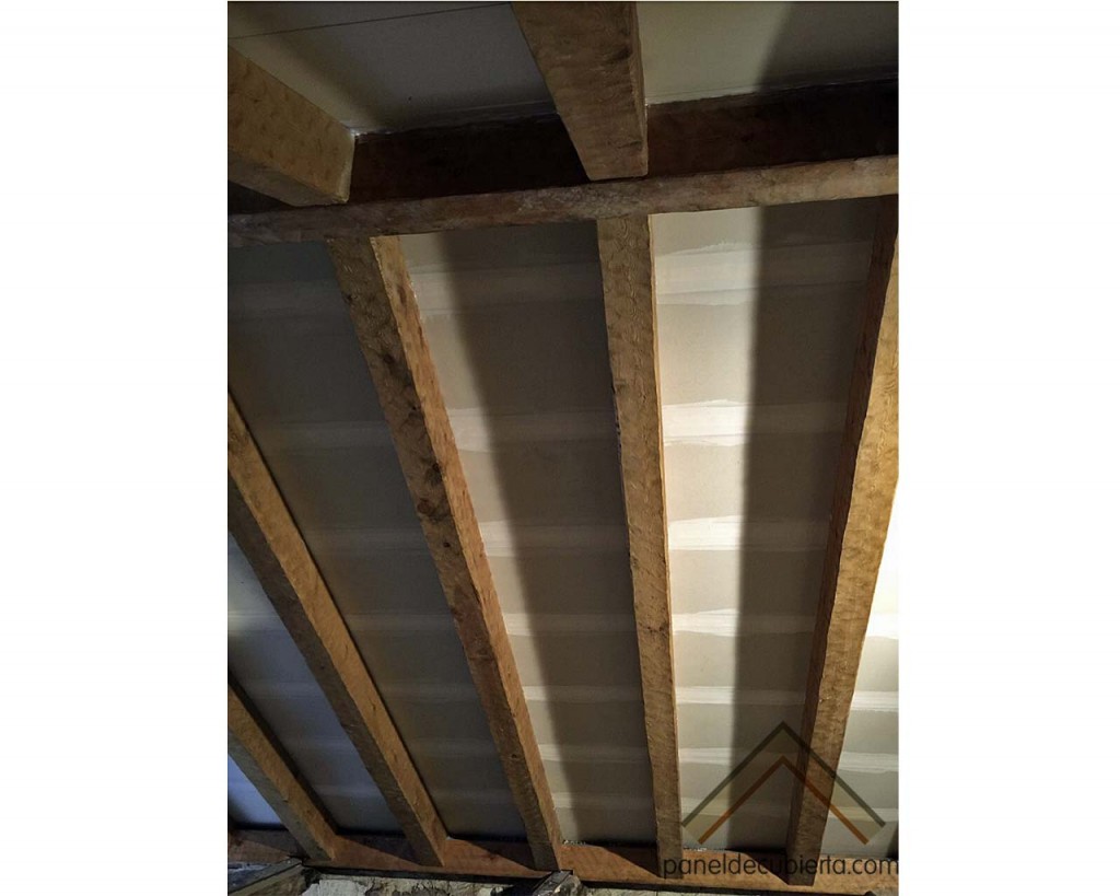 Vista de terminación de fase de aplicación de cinta y pasta tapa juntas en cara interior de panel de madera para cubierta acabado cartón yeso knauf. Gurpel Construcciones.