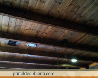 Aquí paneles prefabricados de madera para cubiertas, entreplantas y trasdosados.. Acabado decorativo friso aislante interior.