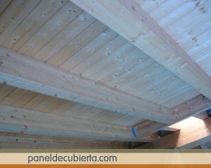 Cubierta de estructura de madera natural y panel sandwich de madera sin barnizar. Panel cubierta madera.