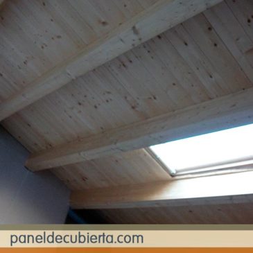 Ejecución de tejado de estructura de madera natural y panel sandwich de madera sin barnizar. Tejado panel madera.