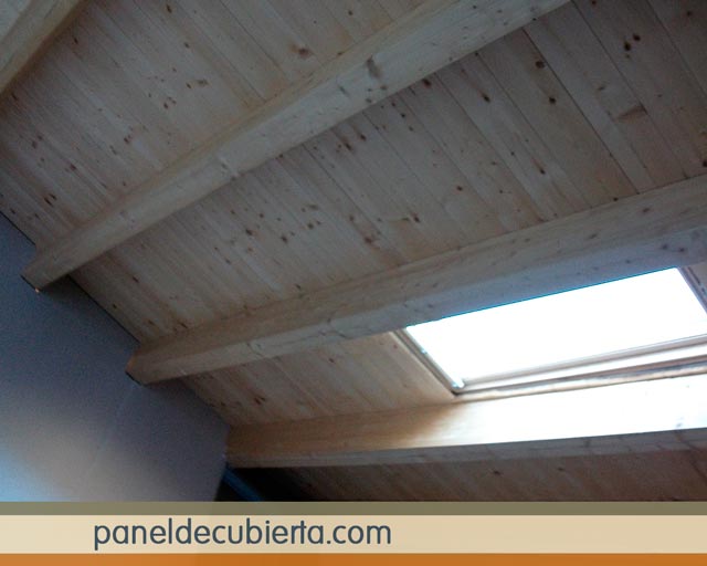 Ejecución de tejado de estructura de madera natural y panel sandwich de madera sin barnizar. Tejado panel madera.