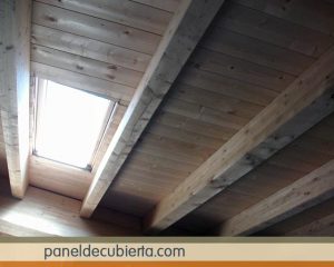 Bonito panel de cubierta acabado de friso pino natural sin barnizar. Panel madera sin barniz.