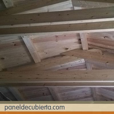Tejado de estructura de madera natural y panel sandwich de madera sin barnizar. Panel tejado madera.