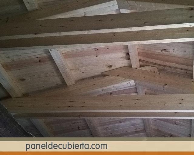 Tejado de estructura de madera natural y panel sandwich de madera sin barnizar. Panel tejado madera.
