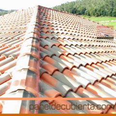 Detalle de remates de obras en tejado sobre panel de cubierta con aislamiento térmico.