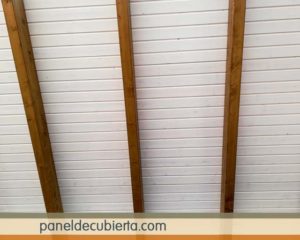 Esto no es un falso techo madera blanco.