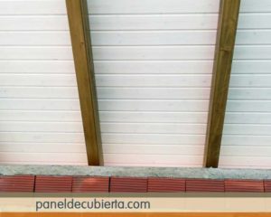Obra nueva techo blanco madera.