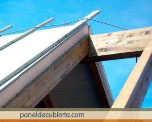 Rastrel vertical sobre panel.