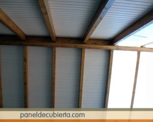 Techo blanco y vigas de madera.