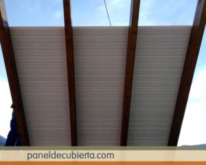 Techos blancos con vigas de madera.